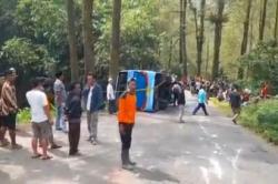 Bus Rombongan Lebaran Terguling Satu Tewas, Penumpang Tergeletak di Jalan