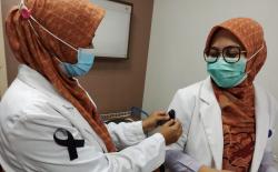 Dokter di Ponorogo Pakai Pita Hitam, Ini Alasannya