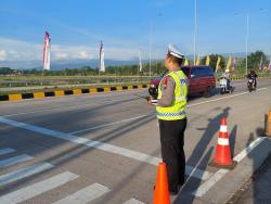 Ribuan Kendaraan Keluar Masuk Tol Gending dan Leces pada Arus Balik Mudik Lebaran 2023