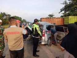 Avanza Seruduk Truk di Kubang, 3 Tewas