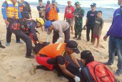 Seorang Wisatawan Hilang Terseret Ombak di Pantai Santolo Garut Ditemukan Meninggal