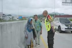 Demi Ketemu Cucu Kakek dan Nenek Nekat Jalan Kaki Susuri Tol Cisumdawu