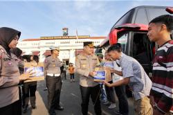 Kapolrestabes Berangkatkan Balik Mudik Gratis ke Jakarta
