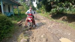 Akses Jalan Desa Sirnagalih Sindangbarang Cianjur Rusak Parah