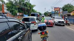 Wisatawan Mulai Padati Kawasan Anyer, Petugas Polres Cilegon Terjun Urai Antrean Kendaraan