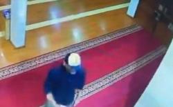 Terekam CCTV! Bule Australia Ludahi Imam Masjid, Dengar Murotal Al-Qur'an lewat Pelantang Suara