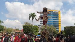 Demi Saksikan Pawai Ogoh-ogoh, Ribuan Warga Rela Berpanas-panasan Padati Jalanan di Kota Semarang