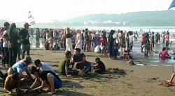 Akhir Libur Lebaran, Pantai Pangandaran Masih Dipadati Ribuan Wisatawan