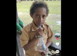 Miris, Siswa SD di Papua Jajan Air Putih dalam Plastik Seharga Rp5.000