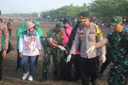 Liburan Usai, Petugas Gabungan Gelar Bersih-bersih Pantai Pangandaran