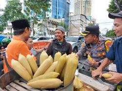 Dialog Dengan Buruh, Cara Kapolsek Tegalsari Jaga Mayday di Surabaya