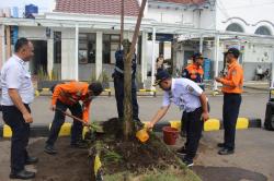 May Day,  Daop 3 Cirebon Tanam Puluhan Pohon