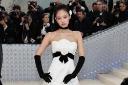 Wow! Jennie BLACKPINK Tampil Memukau Berbalut Busana Koleksi Chanel 1990 di Met Gala 2023