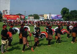 240 Pelajar Tampilkan Tarian Ebeg dalam Peringatan Hardiknas