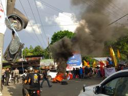 Mei Membara? Pukul Balik Oligarki, Aliansi Sulbar Bergerak Gelar Aksi Unjuk Rasa dan Bakar Ban