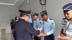 Kalapas Kalabahi Berikan Reward Kepada 3 Pegawai Kinerja Terbaik