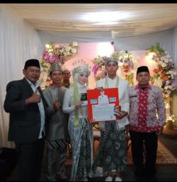 Pasangan Pengantin di Indramayu Peroleh Program Dukcapil Berkah, Langsung Terima KTP dan KK