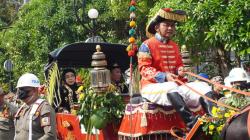 Ribuan Warga Saksikan Kirab Budaya dalam Rangka HUT Kabupaten Batang ke-57