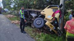 Sopir Ngantuk Truk Tabrak Tiang Listrik di Pidie Jaya, Ratusan Ekor Ayam Potong Mati