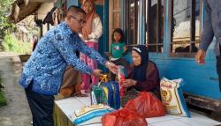 Kades Datangi Rumah Warga yang Terdampak Longsor Sekaligus Berikan Bantuan Sembako