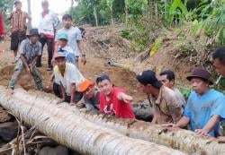 Bersama Warga, Pemdes Tajimalela Gotong Royong Bangun Jembatan dan Gorong-Gorong Alternatif