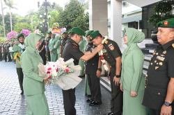 Tepuk Tangan Haru Prajurit Iringi Sertijab Danjen Kopassus-Kasdam IV/Diponegoro