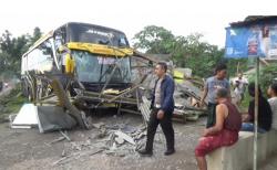 Sopir Ugal-ugalan, Bus Jurusan Surabaya-Banyuwangi Tabrak Pohon dan Warung Bakso