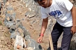 Proyek Turap Drainase Jalan Simpang Cimandiri Cibarengkok Diduga Asal Jadi, Dimana Pengawasan PUPR?