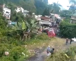 Detik-Detik Bus Wisata Terjun ke Jurang di Guci Tegal, Sejumlah Penumpang Luka-Luka