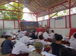 Masih Dalam Pambangunan, Siswa SD di Cianjur Belajar di Bangunan Darurat