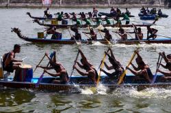 Foto-foto Keseruan Lomba Dayung Perahu Majapahit