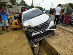 Lagi Isi Bensin di Depan Rumah, 2 Warga Keposang Tewas Diseruduk Minibus