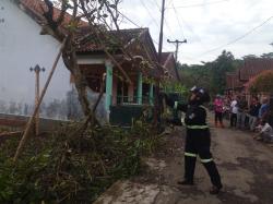 Seorang Warga Sempat Terpental saat Tersengat Kabel Listrik PLN di Kuningan