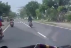 Viral! Adegan Berbahaya Pengendara Motor Melaju Zig-Zag dan Lawan Arus, Kayak di Film