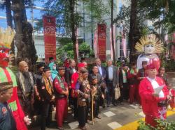 Sekumpulan Pemuda Berpakaian Etnis Betawi Gelar Aksi Damai di Kuningan