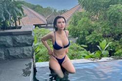 Liburan di Bali, Maria Vania Pamer Bikini Biru di Kolam, Netizen: Jangan di Zoom Woy!