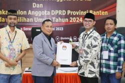 Sutradara Film Judul Ambu Datangi KPU Banten Daftar Calon DPD RI