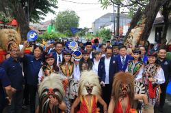 Seruu! Hadrah, Reog hingga Barongsai Kawal Pendaftaran Caleg NasDem Jatim ke KPU