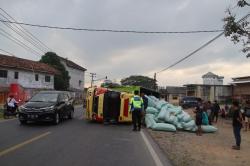 Truk Pengangkut Gabah Terguling di Jalinbar Gadingrejo