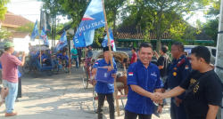 Pengajuan Bacaleg DPRD Sragen 2024, Partai Demokrat ke KPU Naik Becak