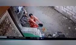 Viral Emak-Emak Siram Air Comberan hingga Air Kencing ke Rumah Tetangga, Ternyata ini Alasannya