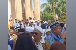 Heboh! Sultan Bojong Koneng Bekasi Berangkatkan 1.000 Warga Umrah Gratis