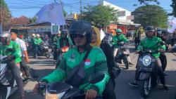 Antar Berkas ke KPU, Bacaleg PKB Ponorogo Naik Ojol