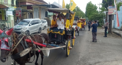 Daftarkan 50 Bacaleg ke KPU, Partai Golkar Sragen Naik Dokar