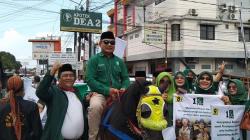 Ketua PKB Kuningan Tunggangi Kuda saat Daftar Bacaleg ke KPU