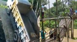 Jembatan Cikeusik Ambruk saat Dilalui, Truk Batu Tercebur ke Sungai