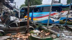 Ratusan Bungkus Rokok Ilegal Gagal Diselundupkan Gegara Mobil Pelaku Diseruduk Bus