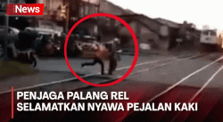 Viral Aksi Heroik Penjaga Perlintasan KA Selamatkan Pejalan Kaki yang Nyaris Tertabrak Kereta