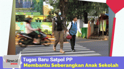 Keren! Satpol PP Gresik Bertugas Membantu Seberangkan Anak Sekolah