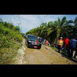 Kunjungi Sumut, Jokowi Kembali Berjumpa dengan Jalan Berkubang